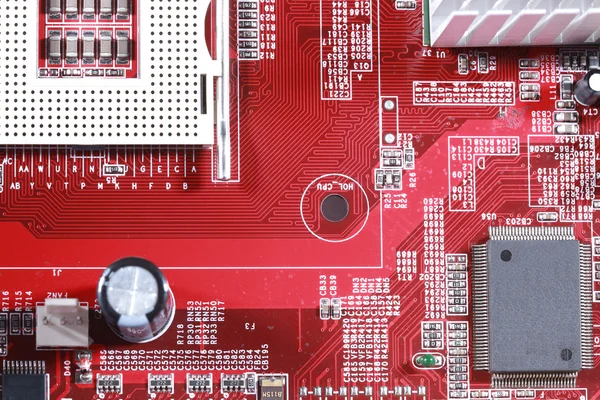 Close-up de placa de circuito eletrônico vermelho com processador — Fotografia de Stock