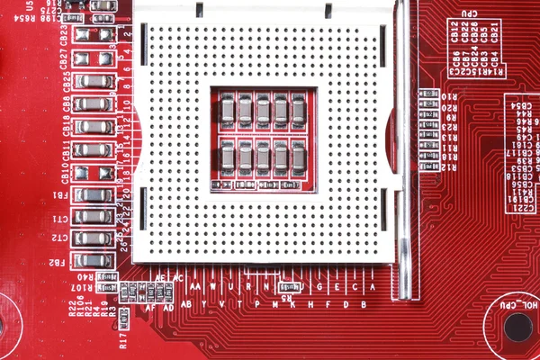 Close-up de placa de circuito eletrônico vermelho com processador — Fotografia de Stock