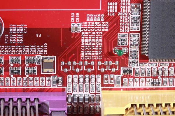 Primer plano de la placa de circuito electrónico roja con procesador — Foto de Stock