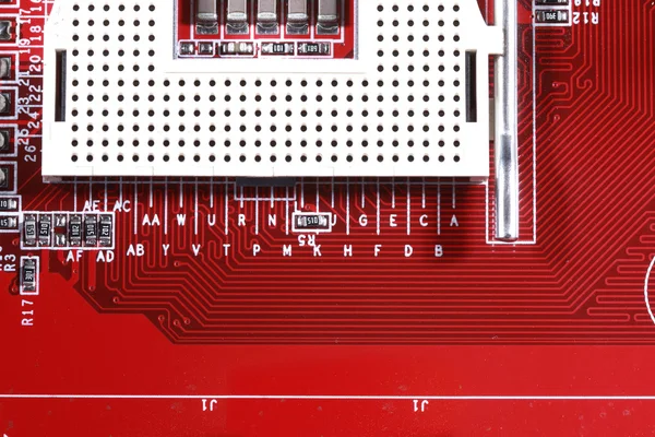 Zbliżenie: czerwony elektroniczny płytka z procesorem — Zdjęcie stockowe