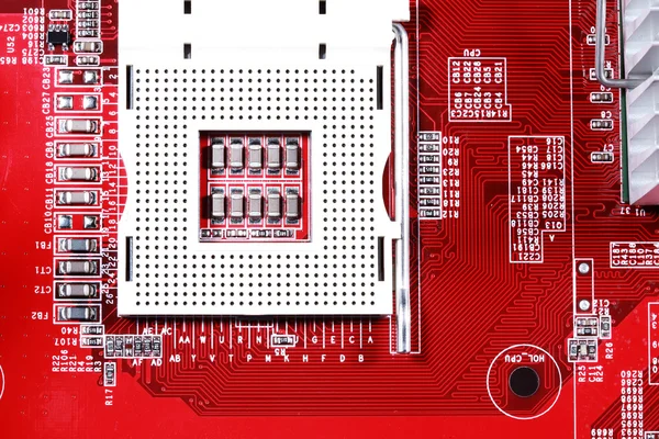 Close-up de placa de circuito eletrônico vermelho com processador — Fotografia de Stock