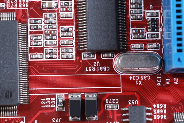 Close-up de placa vermelha de circuito eletrônico com processador de compu — Fotografia de Stock