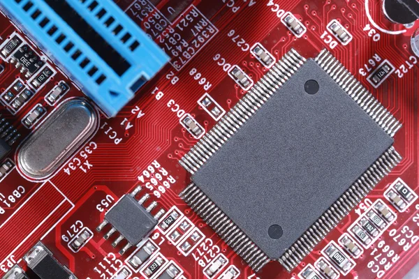 コンピューターのプロセッサを搭載した赤い電子回路基板のクローズ アップ — ストック写真