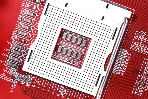 Primer plano de la placa de circuito electrónico roja con procesador —  Fotos de Stock