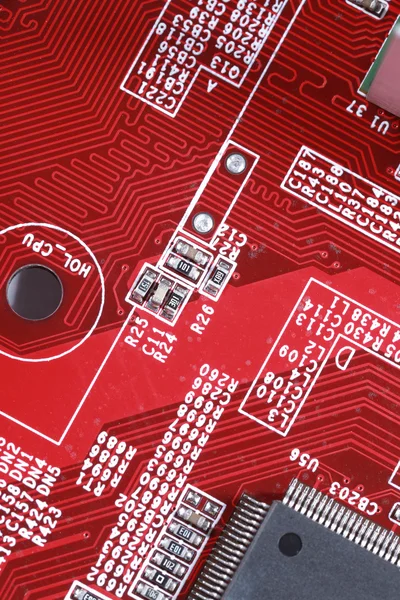 Primer plano de la placa de circuito electrónico roja con procesador —  Fotos de Stock