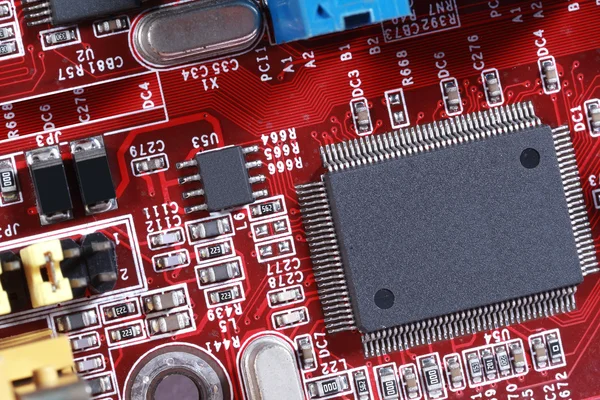 Primer plano de la placa roja del circuito electrónico con procesador —  Fotos de Stock