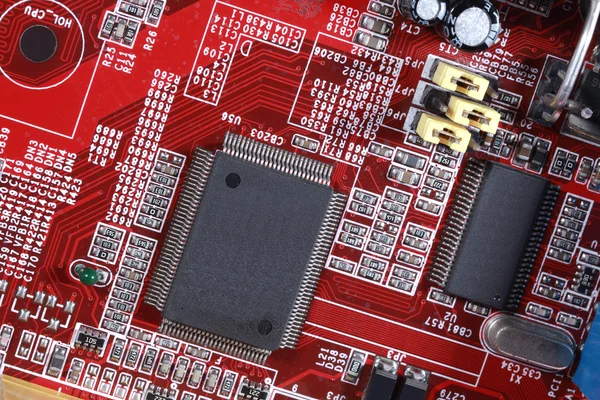 Primer plano de la placa roja del circuito electrónico con procesador de compu — Foto de Stock