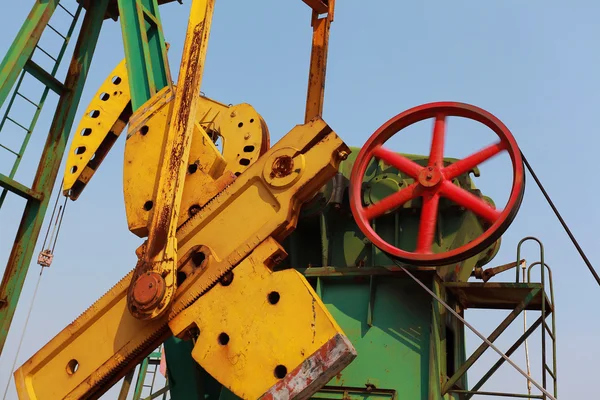 Gouden gele oliepomp voor ruwe oilwell rig — Stockfoto