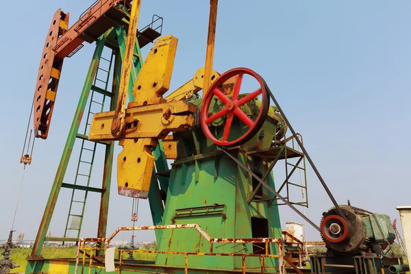 Gyllene gul oljepump rå oilwell riggen — Stockfoto