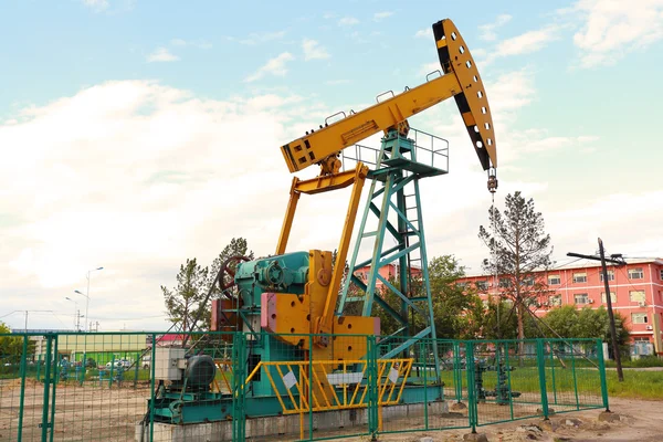 Zlaté žluté olejové čerpadlo ze surového oilwell plošiny — Stock fotografie