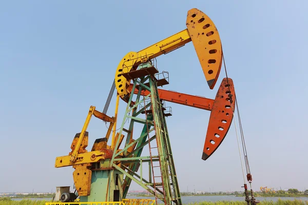 Golden yellow and orange Oil pump of crude oilwell rig — Stock Photo, Image