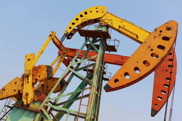 Zlaté žluté a oranžové olejové čerpadlo ze surového oilwell plošiny — Stock fotografie