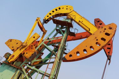 Ham siluet teçhizat altın sarı ve turuncu yağ pompası