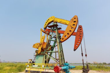 Ham siluet teçhizat altın sarı ve kırmızı yağ pompası