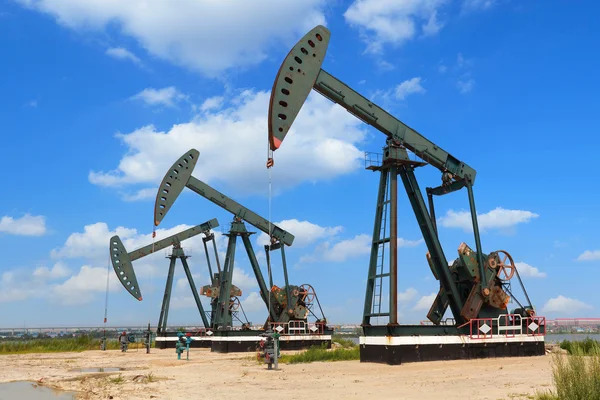 Bomba de aceite verde de la plataforma de petróleo crudo — Foto de Stock