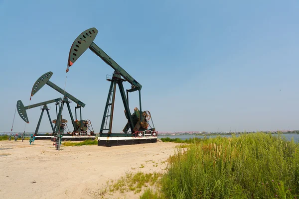 Zelené olejové čerpadlo surové oilwell plošiny — Stock fotografie