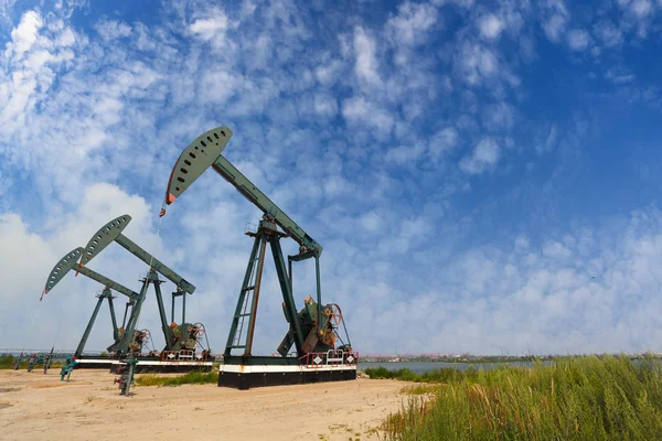 Zelené olejové čerpadlo surové oilwell plošiny — Stock fotografie