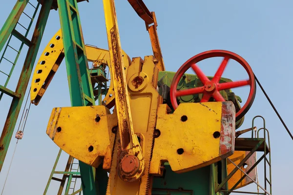 Gouden gele oliepomp voor ruwe oilwell rig — Stockfoto