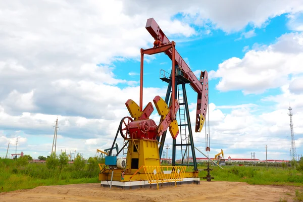 Růžový olejové čerpadlo ze surového oilwell plošiny — Stock fotografie