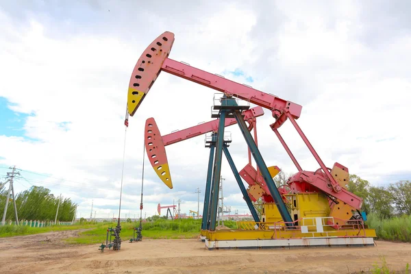 Růžový olejové čerpadlo ze surového oilwell plošiny — Stock fotografie