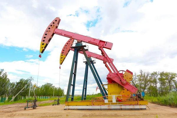 Bomba de aceite rosa de la plataforma de petróleo crudo — Foto de Stock
