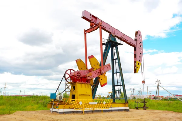Pompa dell'olio rosa della piattaforma del pozzo petrolifero greggio — Foto Stock