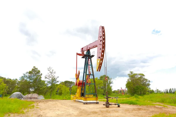 Růžový olejové čerpadlo ze surového oilwell plošiny — Stock fotografie