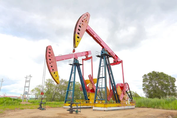 Bomba de aceite rosa de la plataforma de petróleo crudo — Foto de Stock