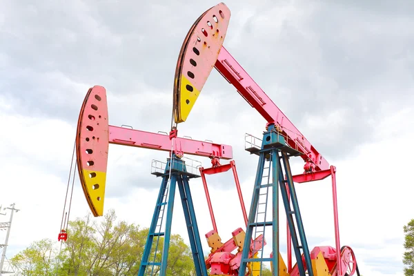 Bomba de aceite rosa de la plataforma de petróleo crudo — Foto de Stock