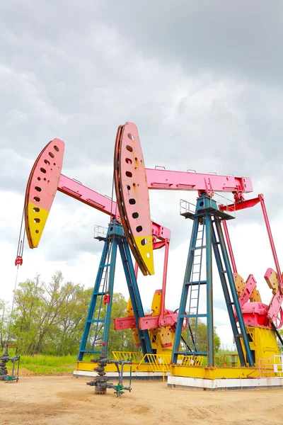 粉红色原油油井钻机的油泵 — 图库照片