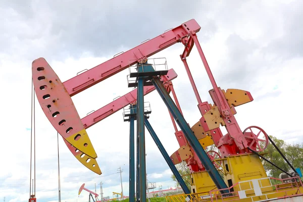 Růžový olejové čerpadlo ze surového oilwell plošiny — Stock fotografie