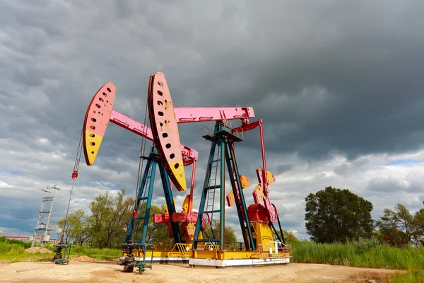 Růžový olej čerpadlo ropné plošiny energie průmyslové stroje — Stock fotografie