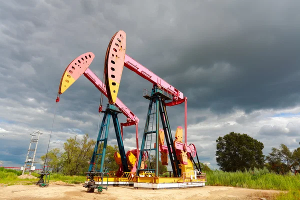 Pembe petrol pompa petrol sondaj platformu enerji sanayi makinesi — Stok fotoğraf