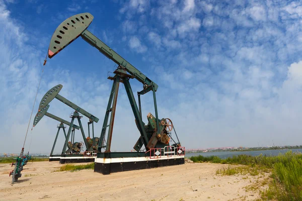 Bomba de aceite verde de la plataforma de petróleo crudo — Foto de Stock