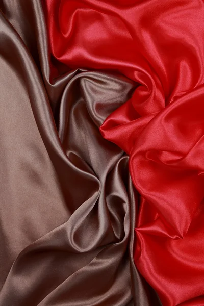 Tessuto di raso di seta marrone e rosso di ondulato pieghe texture sfondo — Foto Stock