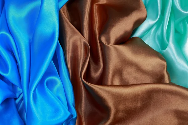 Niebieski i brązowy i światło zielone satynowe tkaniny jedwabne z falisty fałdy te — Zdjęcie stockowe