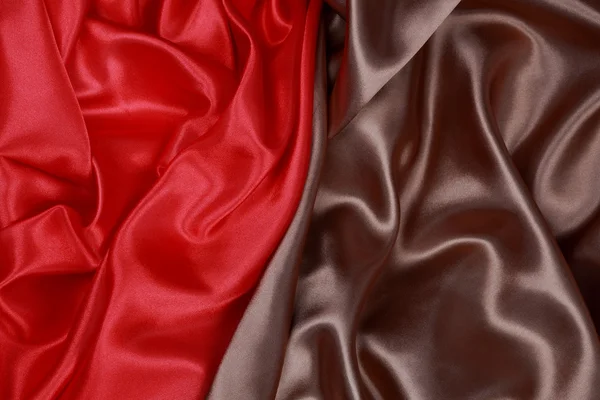 Pano de cetim de seda marrom e vermelho de fundo de textura dobras onduladas — Fotografia de Stock