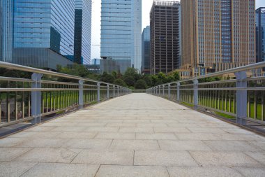 Boş yol yüzeyi ile modern şehir binaları arka plan