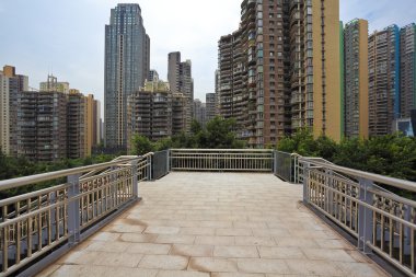 Modern şehir binaları arka plan boş yol kat ile