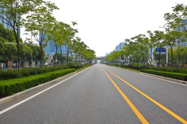 Boş yol yüzeyi ile modern şehir binaları arka plan