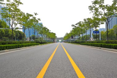 Boş yol yüzeyi ile modern şehir binaları arka plan