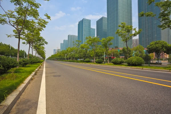 Superficie stradale vuota con edifici moderni della città sfondo — Foto Stock