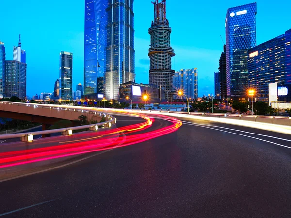 Leere Straßenoberfläche mit Gebäuden der Stadt Shanghai Lujiazui — Stockfoto