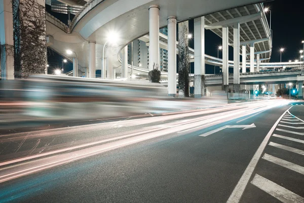 城市的夜景，路高架桥夜晚 — 图库照片