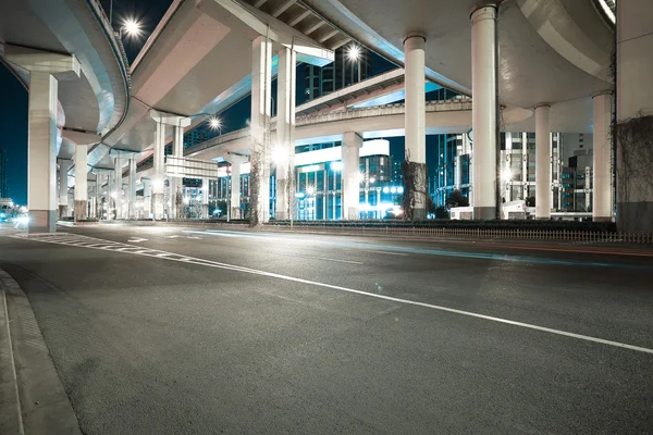 城市的夜景，路高架桥夜晚 — 图库照片