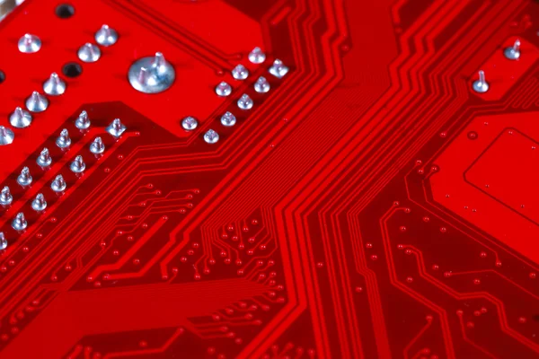 Fecho do circuito eletrônico vermelho da placa-mãe com processador — Fotografia de Stock