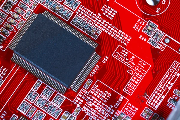 Fecho do circuito eletrônico vermelho da placa-mãe com processador — Fotografia de Stock