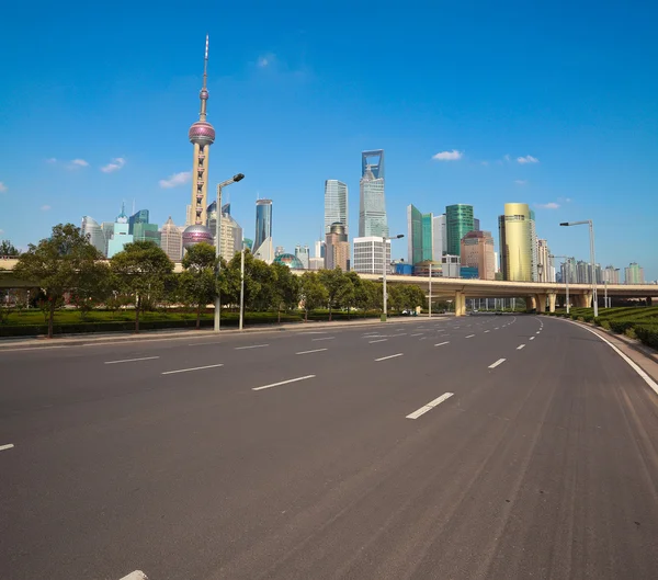 Порожній дорогу з міської забудови Шанхаю Lujiazui Ліцензійні Стокові Фото