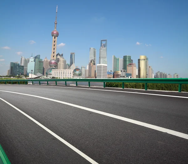 Estrada vazia com Xangai Lujiazui edifícios da cidade Fotos De Bancos De Imagens