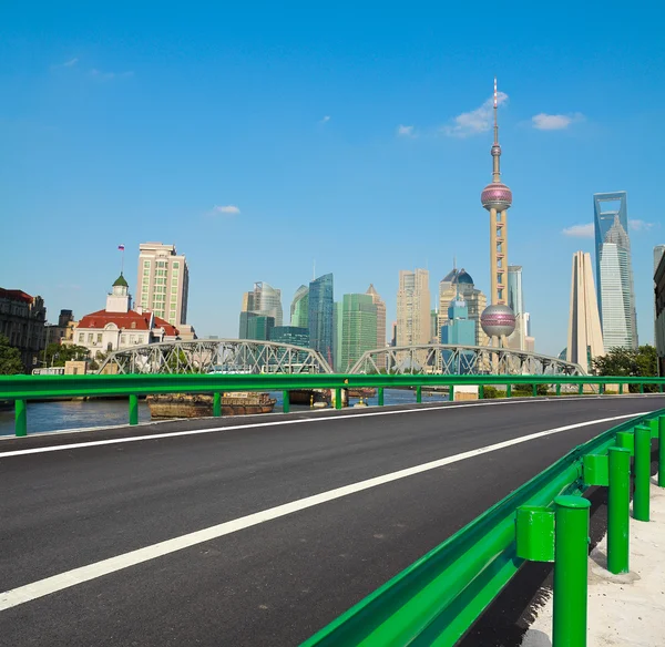 Estrada vazia com Xangai Lujiazui edifícios da cidade Imagens De Bancos De Imagens